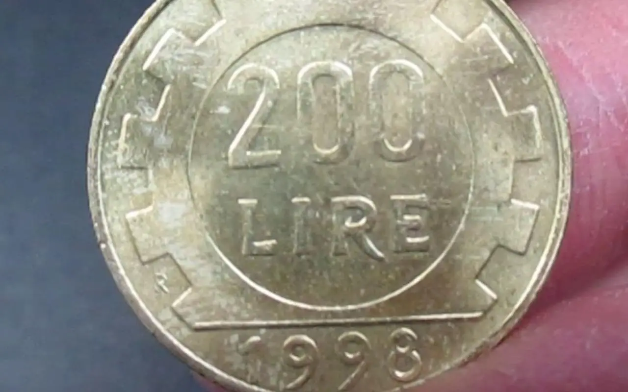 Moneta da 500 lire con caravelle in ottime condizioni, simbolo di valore collezionistico.