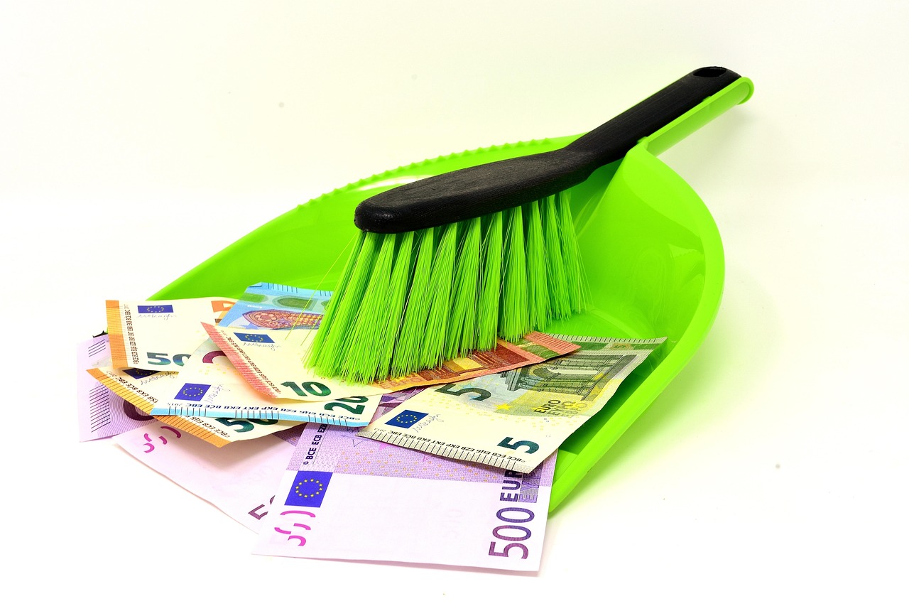 Inquilino moroso in un appartamento con documenti legali, simbolo di sfratto e affitti non pagati.