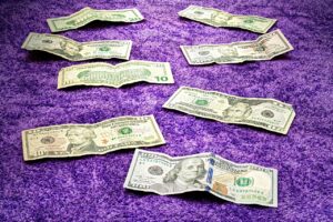 Uomo che riflette su un computer, analizzando il riscatto della laurea e i suoi benefici economici.