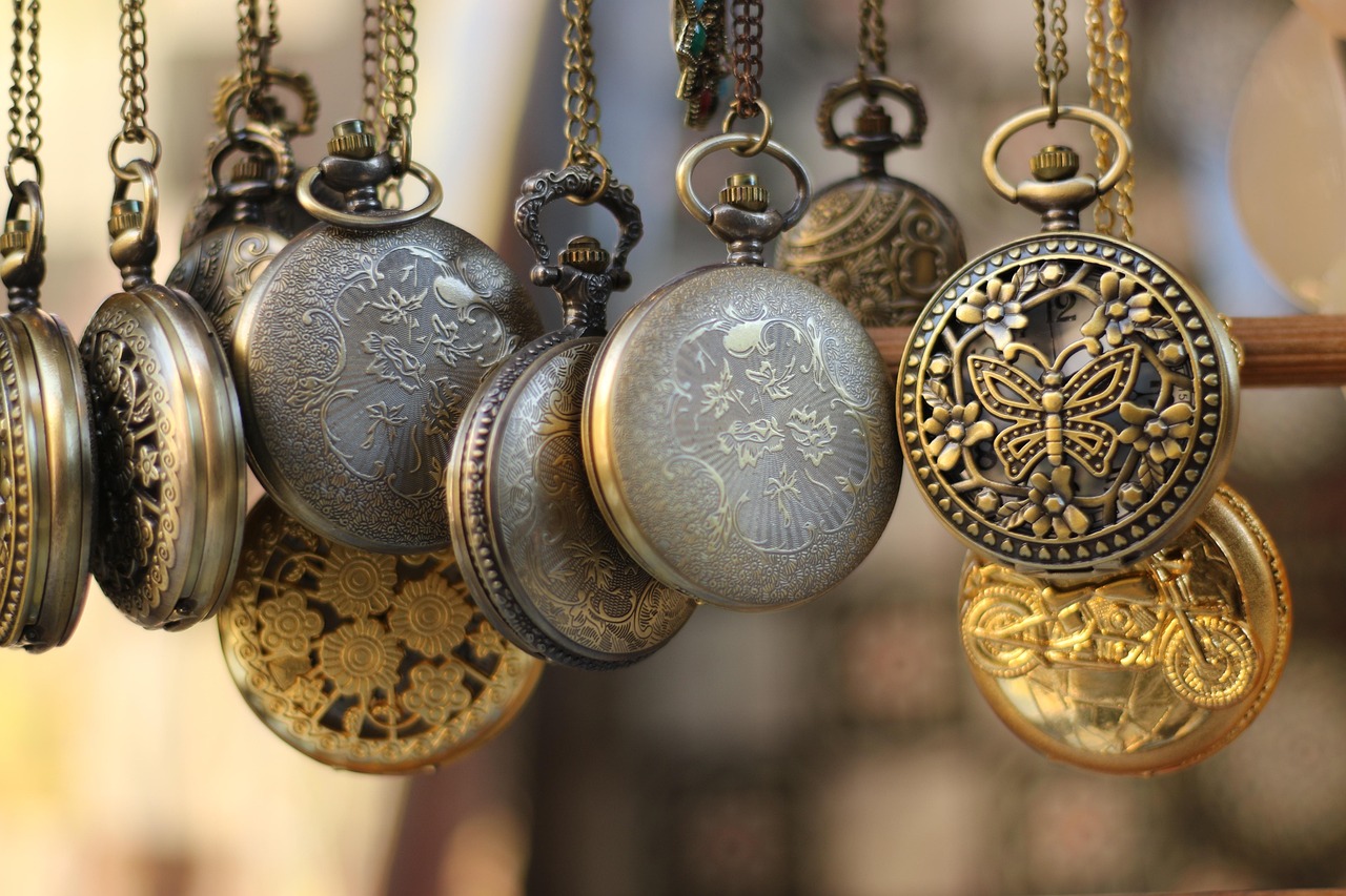 Catenine d'oro usate su un tavolo, simbolo di opportunità di vendita.