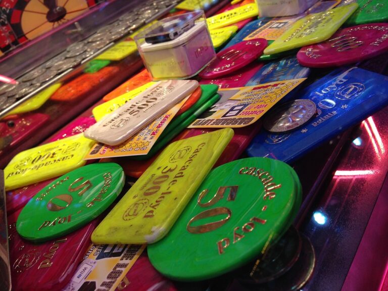 Un gratta e vinci con monete e schede di gioco sul tavolo, simbolo di fortuna e strategie di vincita.