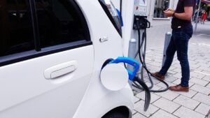 Auto elettrica in esposizione, simbolo del dibattito sugli incentivi e l'acquisto nel 2023.