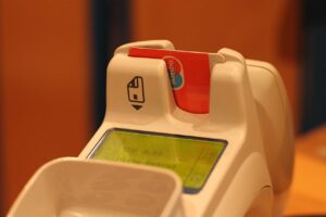 Immagine di una Carta d'Identità Elettronica con informazioni e simboli digitali.