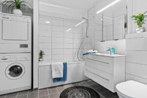 Immagine di un bagno ristrutturato con accessori per persone con disabilità, evidenziando il bonus barriere architettoniche.