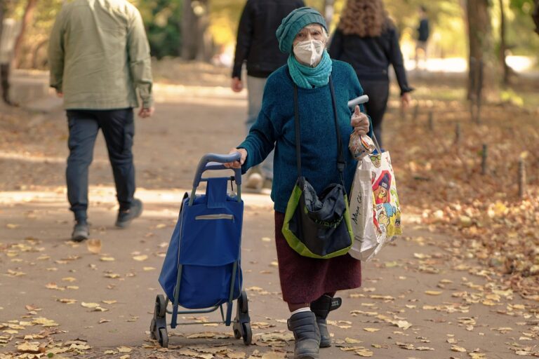 Assegno sociale: importo e requisiti per chi non ha versato contributi, evidenziando età e reddito.