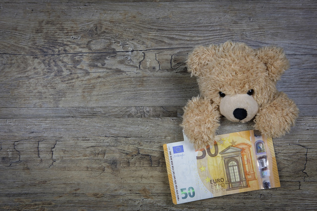 Immagine di una casa con un simbolo di donazione, rappresentando il concetto di usufrutto per i figli.