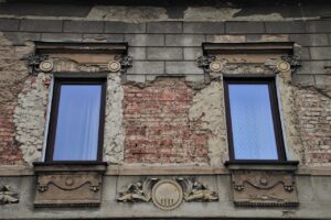 Immagine di infissi moderni in un contesto di ristrutturazione per barriere architettoniche.