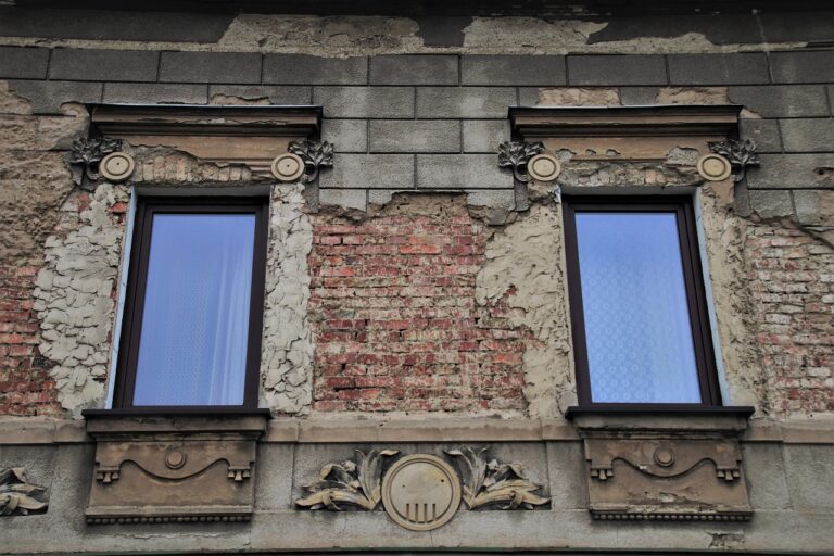 Immagine di infissi moderni in un contesto di ristrutturazione per barriere architettoniche.