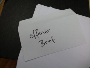 Immagine di un giudice di pace in aula, con documenti legali e cartelle da esaminare.