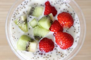 Semi di chia sparsi su uno yogurt cremoso, ideale per una colazione sana e saziante.